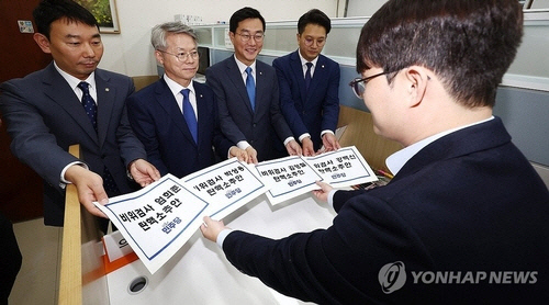 더불어민주당 김용민(왼쪽부터), 민형배, 장경태, 전용기 의원이 2일 오후 서울 여의도 국회 의안과에서 검사 4명에 대한 탄핵소추안을 제출하고 있다. [공동취재, 연합뉴스]
